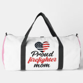 Proud Firefighter Mom American Heart ダッフルバッグ (正面)