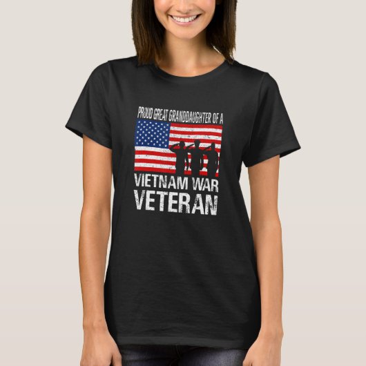 Proud Great Granddaughter of a Vietnam War Veteran Tシャツ (正面)