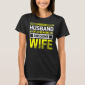Proud Husband of a Freaking Awesome Wife Belief Tシャツ (正面)