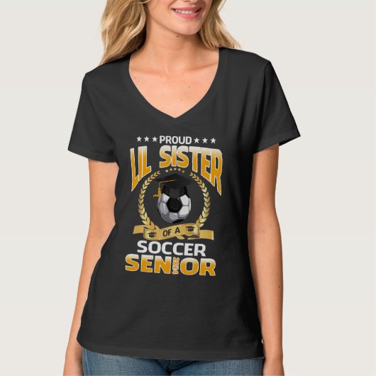 Proud Lil Sister Of A Soccer Senior 2024 Graduatio Tシャツ (正面)