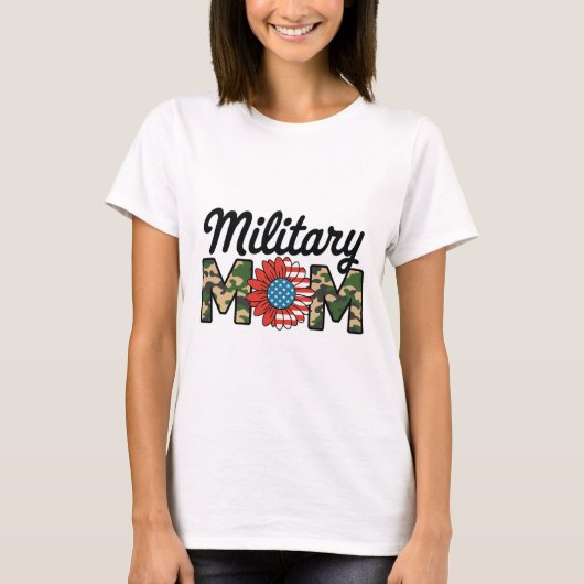 Proud Military Mom Camo and American Flag Design Tシャツ (正面)