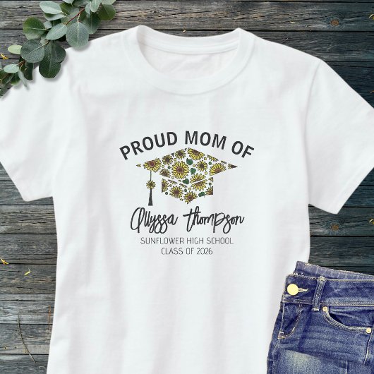 Proud Mom 2026 Graduate Name Floral Graduation Cap Tシャツ