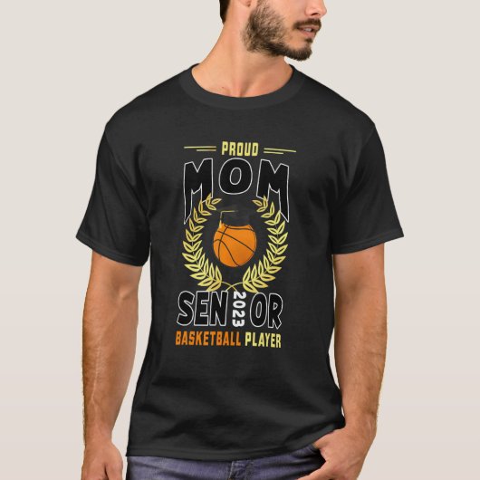 Proud Mom Of A 2023 Senior Basketball Player Sport Tシャツ (正面)