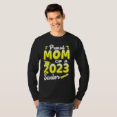 Proud Mom Of A 2023 Senior Funny Graduation Tシャツ (正面フル)
