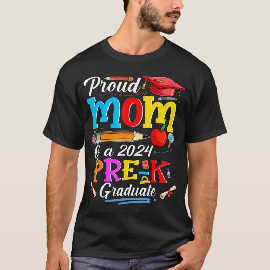 Proud Mom Of A 2024 Pre-K Graduate Funny Family Lo Tシャツ (正面)