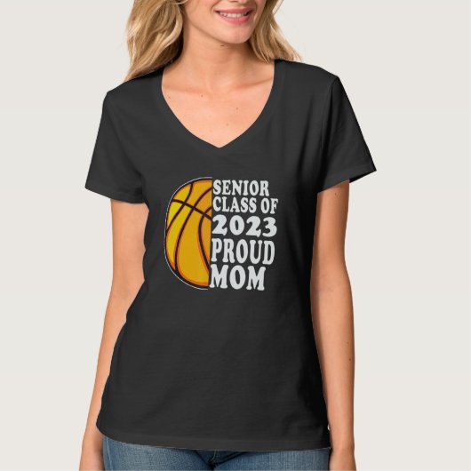 Proud Mom Of A Basketball Senior 2023 Graduation Tシャツ (正面)
