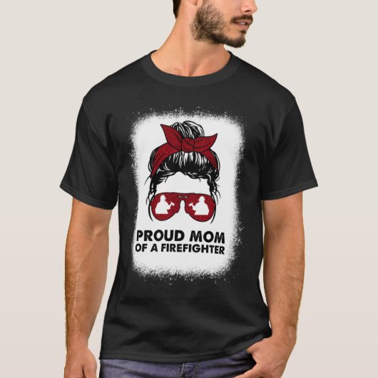 Proud Mom of a Firefighter Bleached Messy Bun Us F Tシャツ (正面)