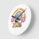 Proud Mom of Graduate 2026 – Graduation Celebratio ラウンド壁時計 (傾斜)