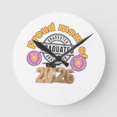 Proud Mom of Graduate 2026 – Graduation Celebratio ラウンド壁時計 (正面)