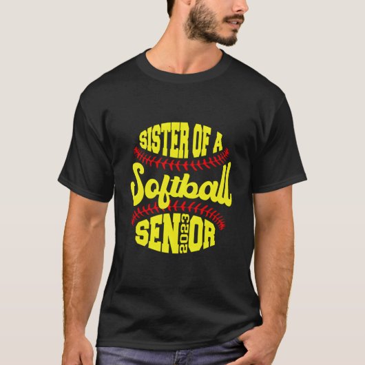 Proud Sister Of A Softball Senior 2023 Graduate Tシャツ (正面)