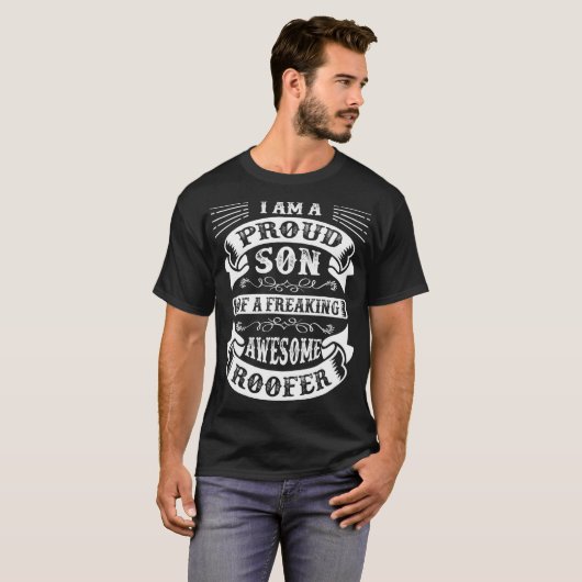 Proud Son of a Freaking Awesome Roofer Funny Roofi Tシャツ (正面フル)