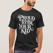 Proud to Be Your Kid – デコラティブ セリフ スタック Tシャツ (正面)