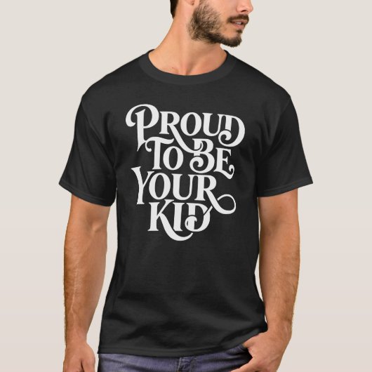 Proud to Be Your Kid – Decorative Serif Stack Tシャツ (正面)