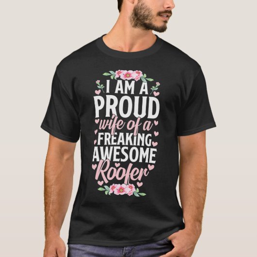 Proud Wife of a Freaking Awesome Roofer tee Roofin Tシャツ (正面)
