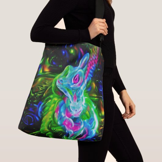 Psychedelic Rabbit Dragon in Neon Fantasy クロスボディバッグ (クローズアップ)