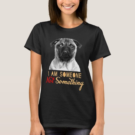 Pug私は何かではない誰かおもしろい犬恋人Gif Tシャツ (正面)