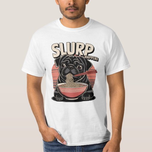Pug食べラーメンがおもしろい起こる Tシャツ (正面)