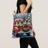 Pug Christmas Red Truck Holiday トートバッグ (クローズアップ)