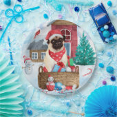 Pug Dog In snow Christmas Dog House ペーパープレート (パーティー)
