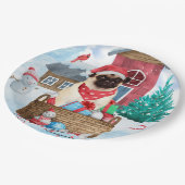 Pug Dog In snow Christmas Dog House ペーパープレート (アングル)