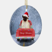 Pug Dog in Snow sitting in Christmas Truck  セラミックオーナメント (右)
