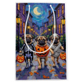 Pug Dogs Trick-or-Treating in Halloween Costumes ミディアムペーパーバッグ (正面)