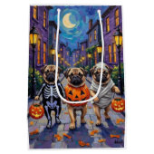 Pug Dogs Trick-or-Treating in Halloween Costumes ミディアムペーパーバッグ (裏面)