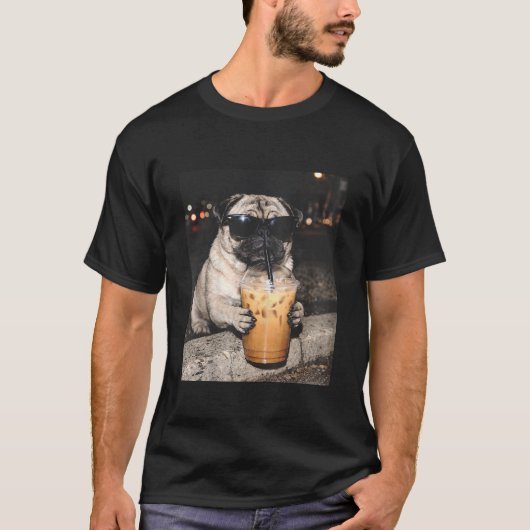 Pug Drinking Iced Coffee Funny Dog Meme Tシャツ (正面)