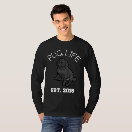 Pug Life - Established 2018 - Black Pug Fitted Sco Tシャツ (正面フル)