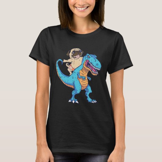 Pug Riding T-rex Surfing Dinosaur Funny Dog Lover  Tシャツ (正面)