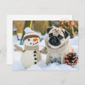 Pug Sitting Next to Snowman in Winter ポストカード (正面/裏面)
