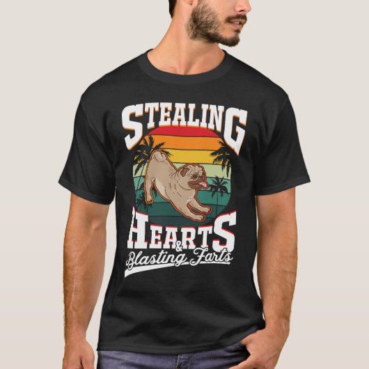 Pug Stealing hearts & blasting farts Valentine's D Tシャツ (正面)