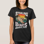 Pug Stealing hearts & blasting farts Valentine's D Tシャツ (正面)