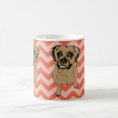 Puggleお洒落な白黒オレンジシェブロンのマグ コーヒーマグカップ (中央)