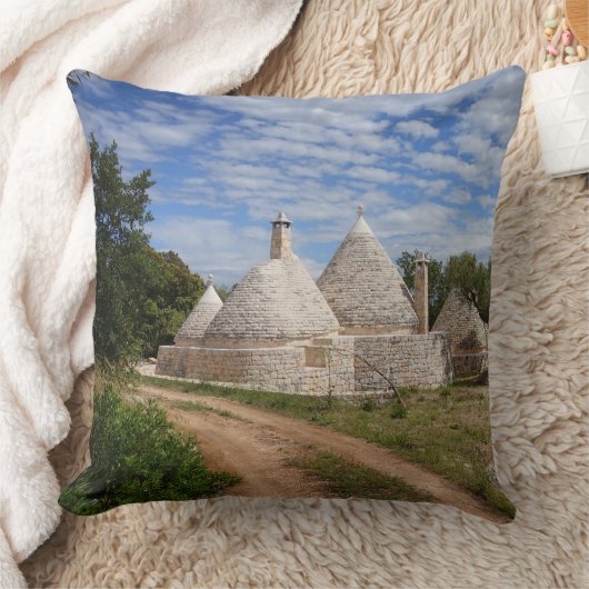 PugliaまたはApuliaのTrulliの家 クッション (ブランケット)