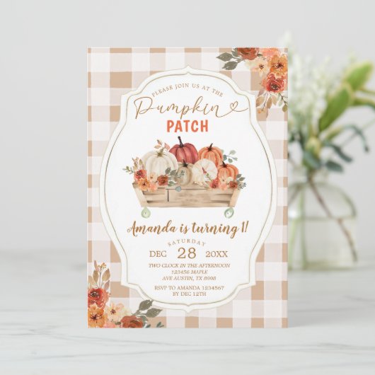 Pumpkin Patch Autumn Gingham Floral First Birthday 招待状 (スタンド正面)