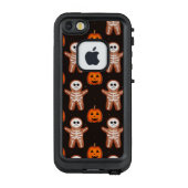 Pumpkins and Skeleton Gingerbread Halloween Design LifeProof iPhoneケース (裏面)