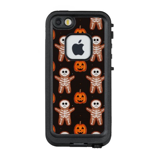 Pumpkins and Skeleton Gingerbread Halloween Design LifeProof iPhoneケース (裏面)