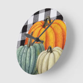 Pumpkins on Black and white gingham plaid Fall ラウンド壁時計 (傾斜)