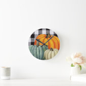 Pumpkins on Black and white gingham plaid Fall ラウンド壁時計 (ホーム)