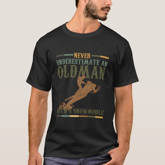 Pun Never Underestimate An Old With A Snowmobile Tシャツ (正面)