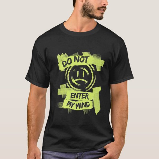 Punk Grunge Smiley with Warning Tape Spiral –  Tシャツ (正面)