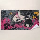 Punk Skull Graffiti Art – Urban Rebel Design ビーチタオル (正面)