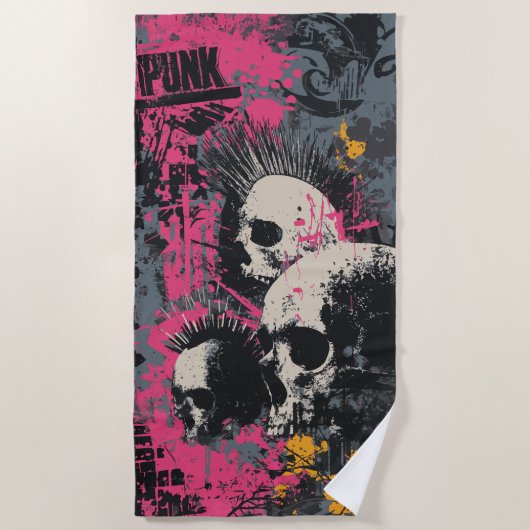 Punk Skull Graffiti Art – Urban Rebel Design ビーチタオル (正面)