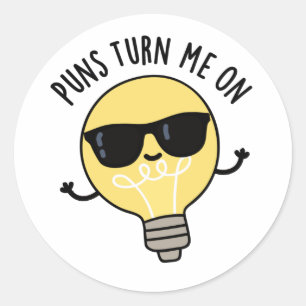Puns Turn Me On おもしろい Light Bulb Pun ラウンドシール