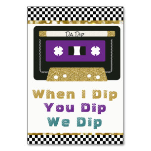 Purple のティール(緑がかった色) の金ゴールドの80年代レトロカセットすくいの印 テーブルナンバー