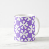 Purple and White Modern Geometric Floral Pattern コーヒーマグカップ (正面右)