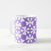 Purple and White Modern Geometric Floral Pattern コーヒーマグカップ (正面左)
