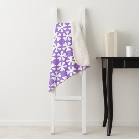 Purple and White Modern Geometric Floral Pattern シェルパブランケット (インサイチュ)