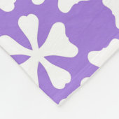 Purple and White Modern Geometric Floral Pattern フリースブランケット (角)